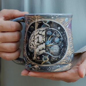 Caneca de cerâmica artesanal (15 onças): ilustração de esgrafito de cérebro e DNA