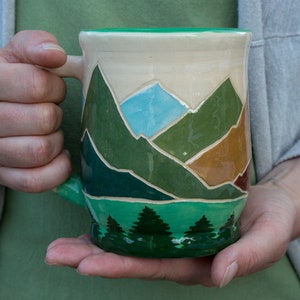 Mug artisanal en céramique : illustration d&#39;une montagne et d&#39;une forêt de sgraffites