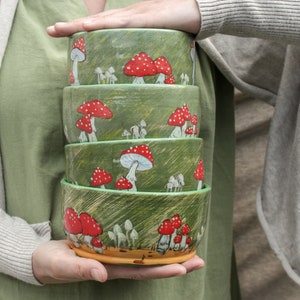 Bol en céramique 20 oz 23 oz 30 oz Assiette fabriquée à la main avec des champignons et une illustration de la forêt Cadeau écologique Poterie verte Bol d'été