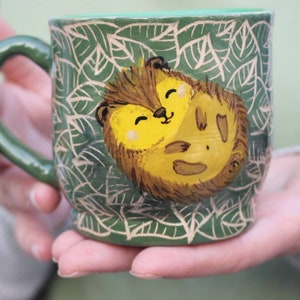 Ręcznie robiony kubek ceramiczny: Ilustracja śpiącego jeża, ceramika przyjazna dla środowiska