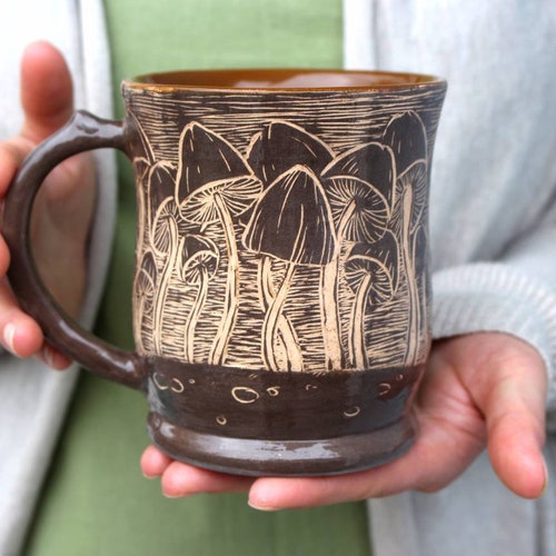 Mug artisanal en céramique (15 oz) : illustration de la forêt de champignons sgraffites