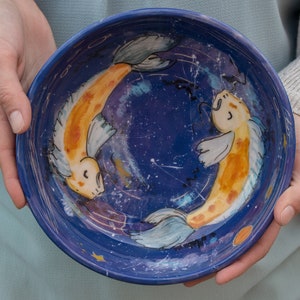 Tigela de cerâmica artesanal com ilustração de carpas koi, 18 cm (7 polegadas).