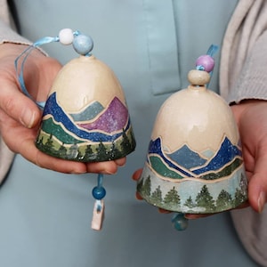 Cloches de Noël en céramique avec montagnes hivernales