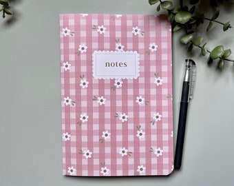 Gingham Gänseblümchen 60-Seiten A5 Notizbuch gedruckt auf 100% Recyclingpapier mit abgerundeten Ecken | Rosa, Weiß und Beige | Umweltfreundliches Briefpapier