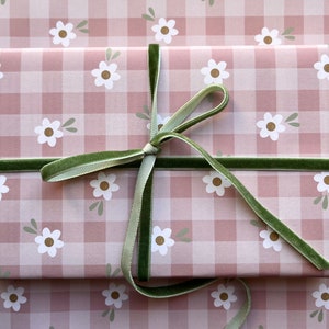 Encantador papel de regalo plegado con cuadros vichy florales en tonos rosa y beige para toda ocasión / Papel de regalo plegado con bonitas margaritas.