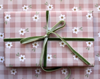 Charming Floral Gingham Folded Wrapping Paper in Pink and Beige Tones for All Occasions / Pretty ditsy daisies folded gift wrap