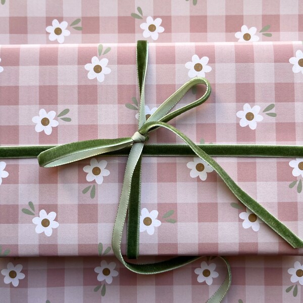 Charming Floral Gingham Folded Wrapping Paper in Pink and Beige Tones for All Occasions / Pretty ditsy daisies folded gift wrap