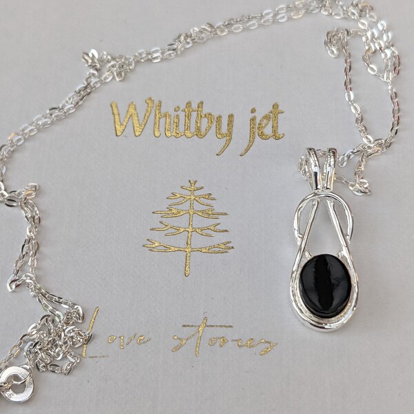 Un pendentif celtique en argent sterling 925 et Whitby Jet