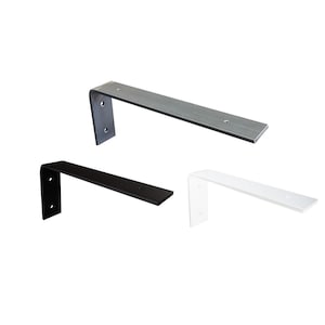 Könnte beinhalten: Drei Metall-Regalhalter in Silber, Schwarz und Weiß. Jeder L-förmige Halter hat eine flache Oberseite und eine vertikale Stütze. Vorgebohrte Löcher sind zum Anbringen sichtbar.