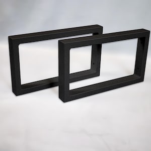 Könnte beinhalten: Zwei schwarze Metalltischbeine mit einem rechteckigen Rahmen.