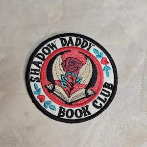 Parche Shadow Daddy / Bordado termoadhesivo para club de lectura / Regalo para amantes de los libros de fantasía / Circular de 7,6 cm