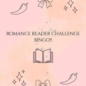 Puede incluir: Una tarjeta digital rosa claro con textura de acuarela que presenta el texto ROMANCE READER CHALLENGE BINGO!! en negro. El diseño incluye iconos de líneas de color marrón oscuro de chiles, lazos con corazones, libros abiertos y estrellas.