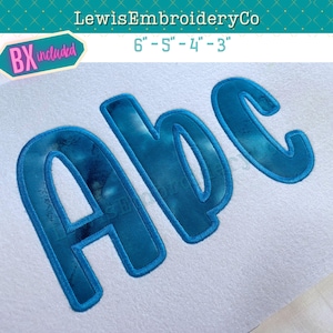 Könnte beinhalten: Gestickte Buchstaben "Abc" in blaugrün. Die Buchstaben sind in einem dunkleren Blau umrandet. Die Buchstaben sind in den Größen 6", 5", 4" und 3" erhältlich.