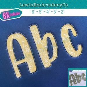 Puede incluir: Un conjunto de tres letras bordadas amarillas, A, B y C, sobre un fondo azul. Las letras están bordeadas de blanco y tienen un patrón floral en el interior. Las letras están disponibles en tamaños de 6 pulgadas, 5 pulgadas, 4 pulgadas, 3 pulgadas y 2 pulgadas. BX incluido.