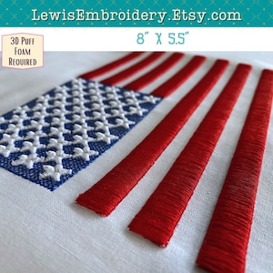 Może przedstawiać: Zbliżenie na haftowany wzór amerykańskiej flagi. Flaga ma 8 cali na 5,5 cala i zawiera czerwone i białe pasy z niebieskim polem gwiazd. Tekst "3D Puff Foam Required" jest widoczny w lewym górnym rogu.