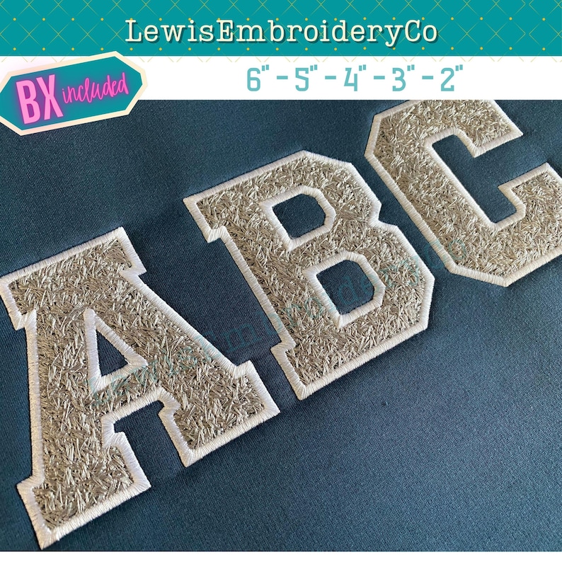 Puede incluir: Letras bordadas A, B y C en una fuente de estilo universitario. Las letras son de color dorado claro con un contorno blanco. Las letras est&aacute;n sobre una tela azul oscuro. El texto "6"-5"-4"-3"-2" est&aacute; por encima de las letras.