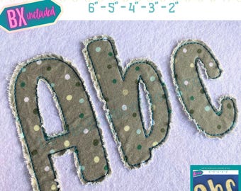 Pode incluir: Um conjunto de três letras de feltro, A, b e c, na cor marrom claro com um padrão de bolinhas brancas. As letras estão disponíveis nos tamanhos 15 cm, 13 cm, 10 cm, 8 cm e 5 cm.