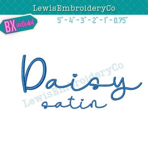 Peut inclure: Texte brodé bleu "Daisy satin" en écriture cursive, avec un petit cœur au-dessus du "i". L'image comprend également le texte "LewisEmbroideryCo" et des mesures de 1,9 cm à 12,7 cm.