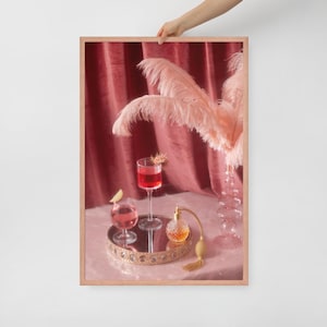 Vintage Glam Flapper Poster – Gerahmte Pinke Cocktail Kunst – Cosmo & Parfüm Druck – Feder Girly Wanddekor – 1920er Jahre Barwagen Ästhetik