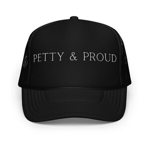 Petty & Proud Trucker Cap – Lustige freche Mütze für Frauen – Freche Netzkappe mit Attitüde