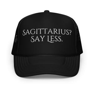 Schütze? Sag weniger. Trucker Cap - Sternzeichen Hut, Schütze Mode, Astrologie Cap, Schütze Einstellung, Horoskop Hut, Schütze Geschenk