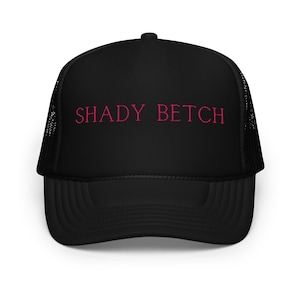 Shady Betch Trucker Cap – Lustiger frecher Hut für Frauen – Trendige bestickte Netzkappe mit dem gewissen Etwas