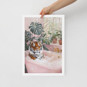 Schlichter Tiger in pinker Badewanne gerahmtes Poster – Jungle Glam Deko für das Badezimmer – skurrile Tierdarstellung
