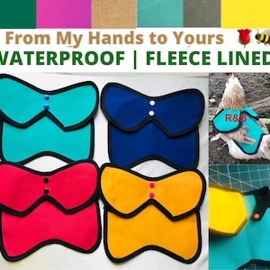 Puede incluir: Cinco protectores de cuello para pollos impermeables forrados de forro polar de colores diferentes. Los protectores tienen forma de collar con pajarita y cierre de botón. Los colores son turquesa, azul marino, rojo, amarillo y una combinación de turquesa y amarillo. El texto "From My Hands to Yours" y "WATERPROOF | FLEECE LINED" está en la parte superior de la imagen. Un pollo con un protector de cuello turquesa está en el fondo.