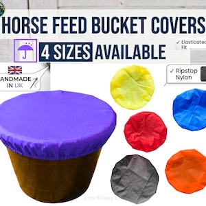 Puede incluir: Un conjunto de cubiertas redondas para cubos de pienso para caballos hechas de nailon ripstop con ajuste elástico. Las cubiertas están disponibles en morado, amarillo, rojo, azul, naranja y gris. El texto incluye HORSE FEED BUCKET COVERS y 4 SIZES AVAILABLE.