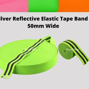Peut inclure: Un rouleau de ruban &eacute;lastique vert lime avec deux bandes r&eacute;fl&eacute;chissantes noires. Le ruban mesure 50 mm de large.