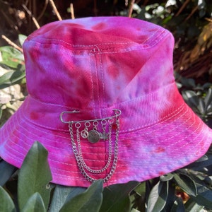 Tie Dye Bucket Hat with Silver Charm Hat Pin