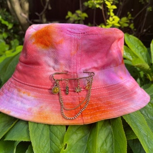 Tie Dye Bucket Hat with Gold Charm Hat Pin