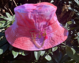 Tie Dye Bucket Hat with Gold Charm Hat Pin