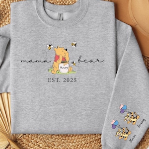 Personalizowana bluza Mama Bear – Kubuś Puchatek i Przyjaciele, rękawy z imionami dla dzieci