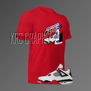 Op de afbeelding: Rood T-shirt met de tekst "Fantastic Fours" en een afbeelding van een witte, rode en blauwe Air Jordan 4 sneaker. Een witte, rode en zwarte Air Jordan 4 sneaker is ook afgebeeld.