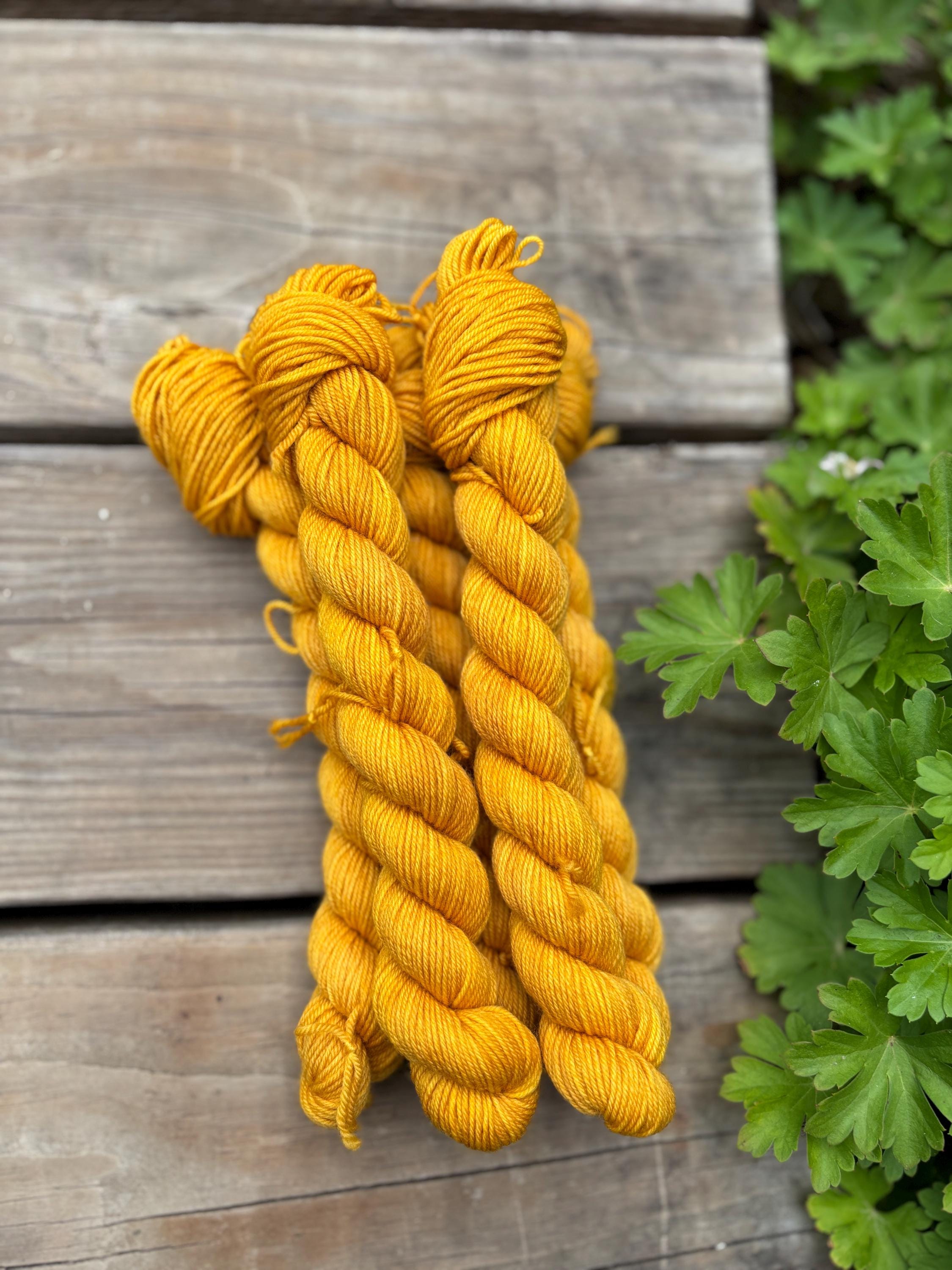 Aztec Gold mini skein, fingering/sock SW Merino/recycled Nylon hand dyed yarn. 20gr/87y 4-ply mini.