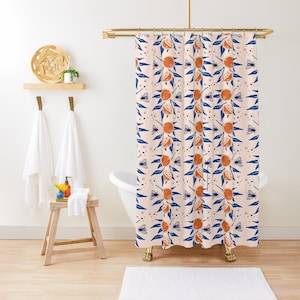 Könnte beinhalten: Ein Duschvorhang mit einem sich wiederholenden Muster aus orangefarbenen Zitrusfrüchten, dunkelblauen Blättern und kleinen Bienen auf hellcremefarbenem Grund. Das Design enthält verstreute dunkelblaue Punkte auf dem Stoff für ein botanisches Motiv.