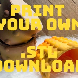 Op de afbeelding: Twee cilindrische houders met een getextureerd oppervlak met kleine verhoogde bultjes. De ene houder is lichtbruin en de andere is felgeel. De tekst PRINT YOUR OWN .STL DOWNLOAD is in het geel over de objecten heen geplaatst.