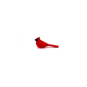 Puede incluir: Una peque&ntilde;a figurita de cardenal rojo con ojos negros. La figurita est&aacute; hecha de pl&aacute;stico y tiene un dise&ntilde;o simple.