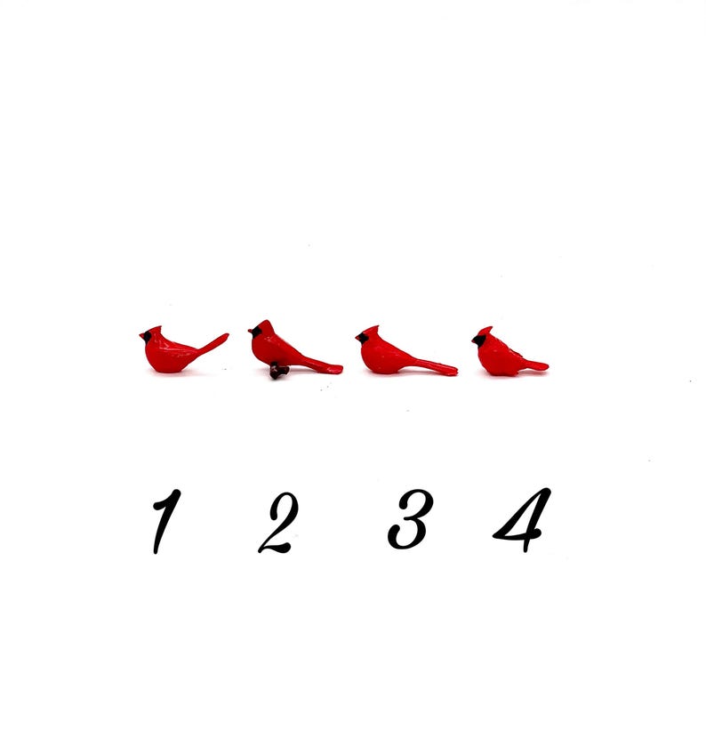 Puede incluir: Cuatro figuritas de p&aacute;jaros cardenal rojo en fila, numeradas del 1 al 4. Los p&aacute;jaros est&aacute;n mirando hacia la derecha y tienen ojos y picos negros.