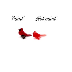 Puede incluir: Dos figuritas de cardenal, una pintada de rojo y la otra sin pintar, con las palabras "Pintar" y "No pintar" encima.