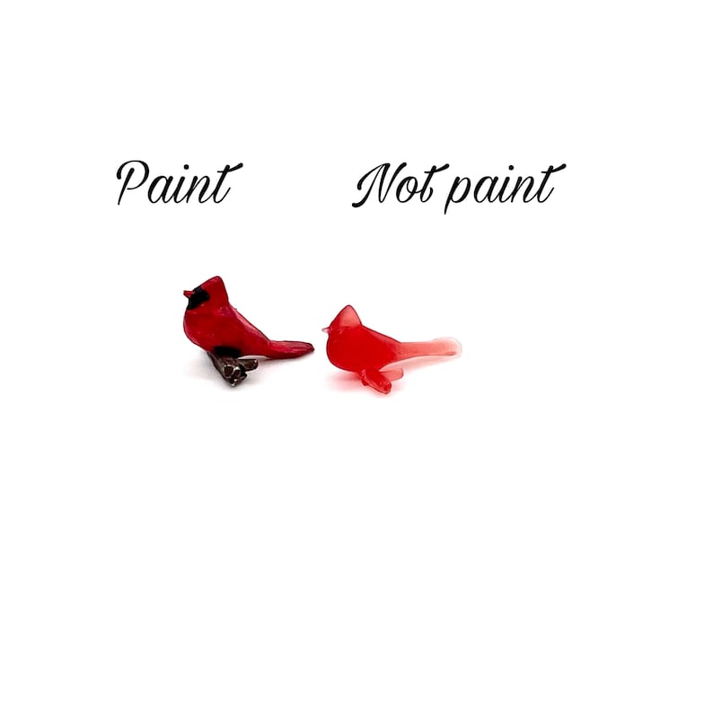 Puede incluir: Dos figuritas de cardenal, una pintada de rojo y la otra sin pintar, con las palabras "Pintar" y "No pintar" encima.