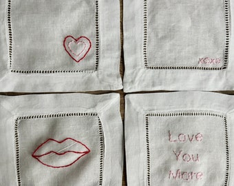 Handbestickte Leinen Cocktail Servietten, Geschenk zum Valentinstag, 4er Set