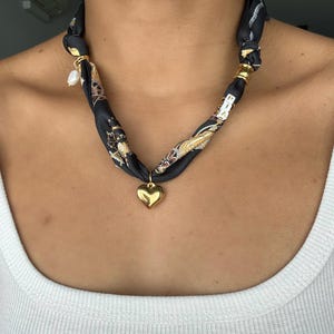 バンダナ スカーフ ネックレス、チャーム付き、ハート チャーム、天然真珠、ゴールド ハート チャーム、ゴールド リング、パーソナライズ可能