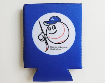 Puede incluir: Un enfriador de latas de neopreno azul con un gráfico circular blanco que presenta a un jugador de béisbol de dibujos animados sosteniendo un pincel. El texto "Hideshi Yokoyama Illustrations" está impreso debajo del gráfico.