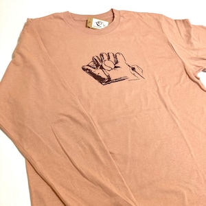 Puede incluir: Una camiseta de manga larga de color marrón claro con un gráfico marrón de un guante de béisbol atrapando una pelota. El texto "Blake Williamson Art" está impreso debajo del gráfico.