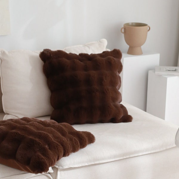 Housse de coussin double face en fausse fourrure, oreiller en peluche brun chocolat pour lit, coussin en fausse fourrure très doux, coussin de sol pour salon