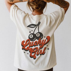 Feeling Lucky Cherry 8 Ball Tee - Trendy Women's graphic tee - Vintage Lucky Girl Aesthetic - Trendy Western 8 Ball - Edgy Cowgirl Shirt afbeelding 4