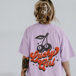 Feeling Lucky Cherry 8 Ball Tee - Trendy Women's graphic tee - Vintage Lucky Girl Aesthetic - Trendy Western 8 Ball - Edgy Cowgirl Shirt afbeelding 3