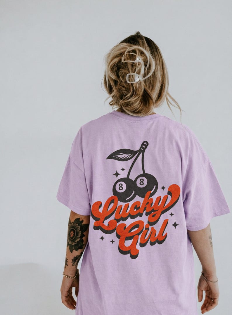 Feeling Lucky Cherry 8 Ball Tee - Trendy Women's graphic tee - Vintage Lucky Girl Aesthetic - Trendy Western 8 Ball - Edgy Cowgirl Shirt afbeelding 3